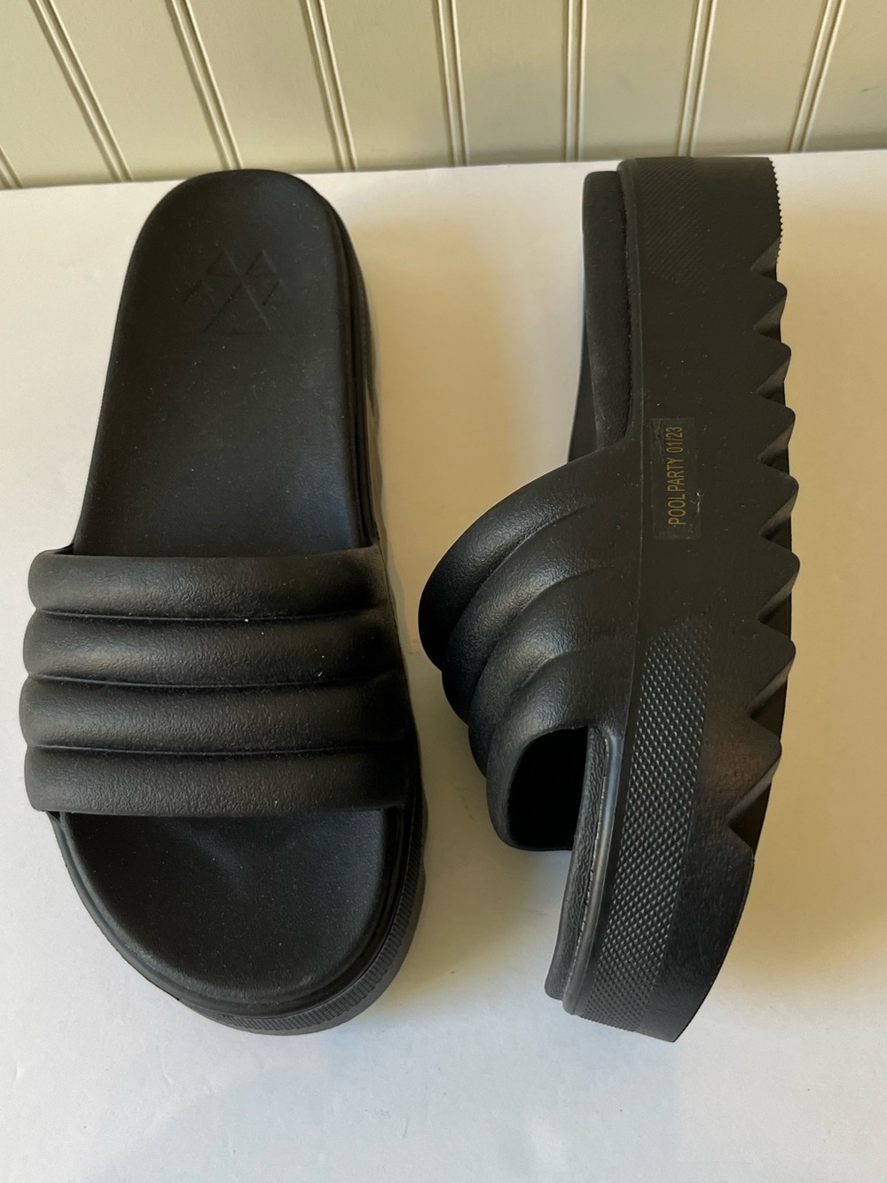 NEW COUGAR WOMEN’S POOL PARTY PLATFORM SLIDE SANDALS | BLACK | SIZE: 6 | NWOT